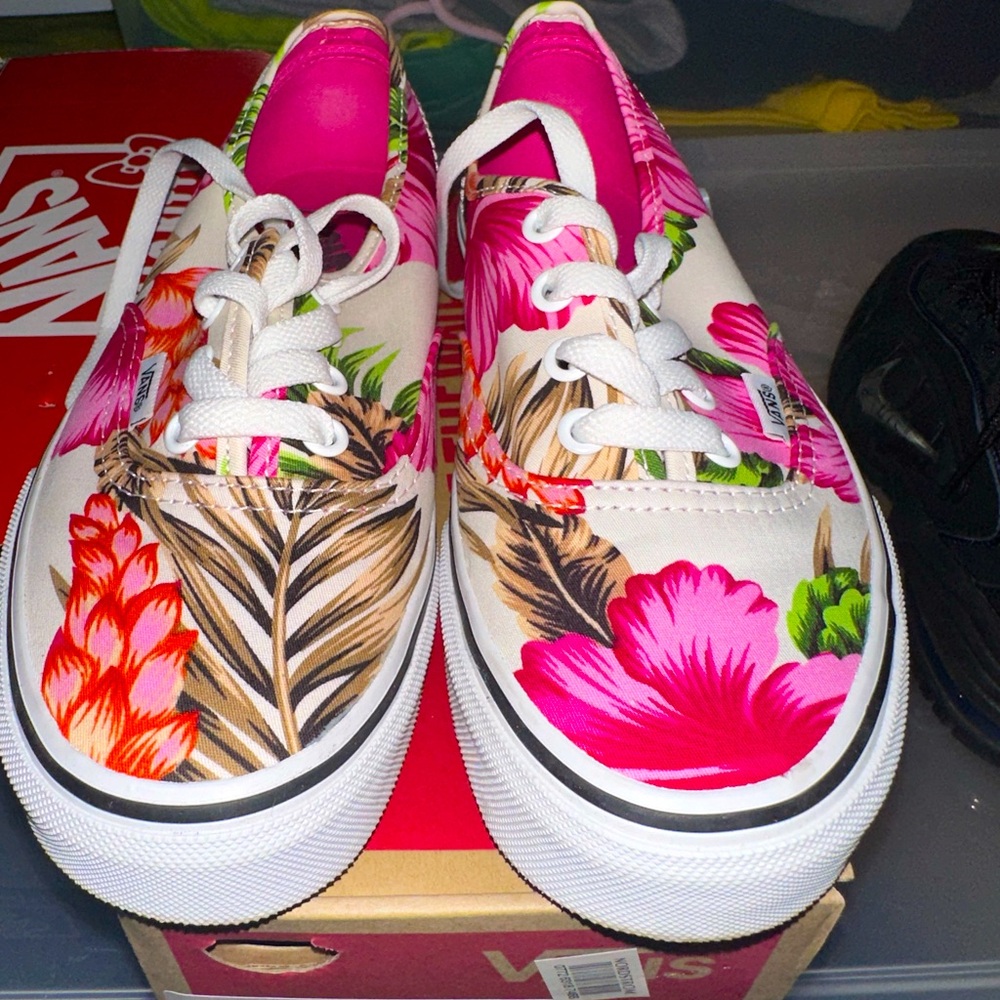 Woman’s Vans lace low sneakers